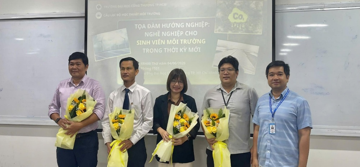 Ban Tổ chức tặng hoa tri ân và chụp ảnh lưu niệm tập thể